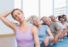 Los estiramientos son un ejercicio beneficioso para la artritis del hombro