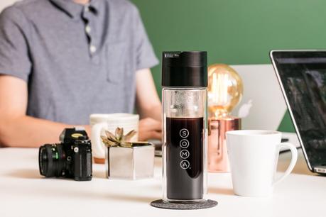 ▷ 9 regalos para los papás que aman viajar Soma-brew-bottle-desk ▷ 9 regalos para los papás que aman viajar
