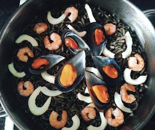 Fideuá negra con Aneto. Fideuá negra con Aneto.