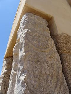 Imagen del mes: Pilastras visigodas reutilizadas en el aljibe de la Alcazaba de Mérida