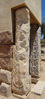 Imagen del mes: Pilastras visigodas reutilizadas en el aljibe de la Alcazaba de Mérida