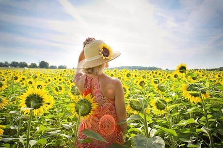 Fotosensibilidad: qué es y cuando se produce. Prevención Imagen que muestra una mujer en medio de un campo de girasoles