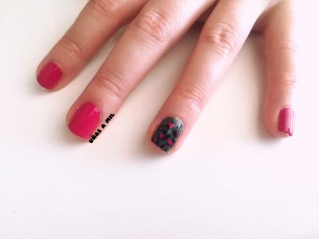 Diseño de uñas en rosa y gris con animal print