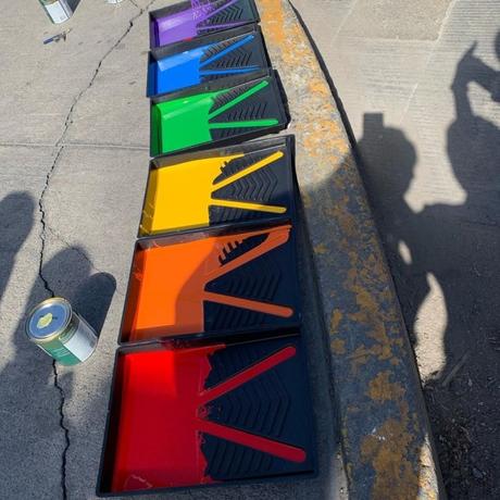 Pintan paso peatonal con la bandera LGBT en Soledad