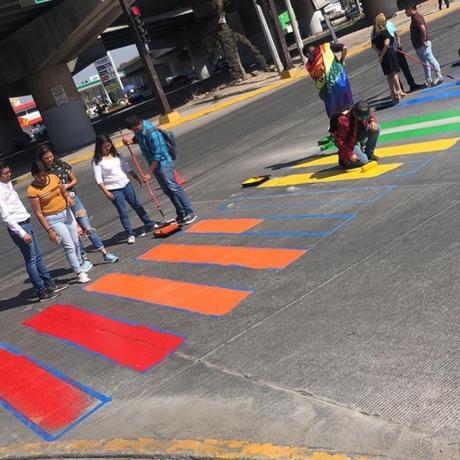 Pintan paso peatonal con la bandera LGBT en Soledad