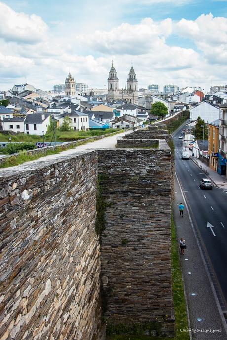 Muralla de Lugo. Panorámica de la catedral desde el adarve de la muralla con ésta en primer plano Lugo, murallas, catedral y monumentos