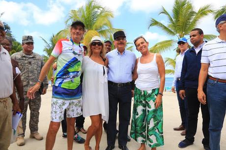 En Isla Saona, Danilo conversa con turistas y escucha peticiones de familias viven allí.