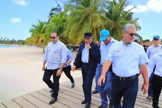 En Isla Saona, Danilo conversa con turistas y escucha peticiones de familias viven allí.