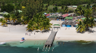 En Isla Saona, Danilo conversa con turistas y escucha peticiones de familias viven allí.