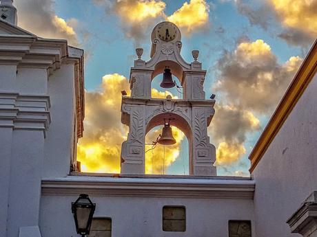 El cielo nuboso brilla detrás del campanario de la Iglesia del Pilar