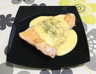 Salmón a la plancha con salsa holandesa