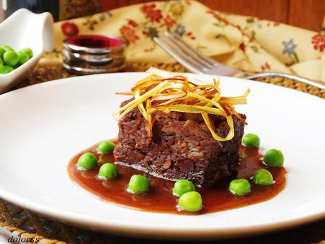 Meloso de ternera con salsa de vino, guisantes y crujiente de puerro (Olla rápida)