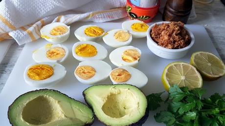 Huevos rellenos de guacamole y cebolla crujiente