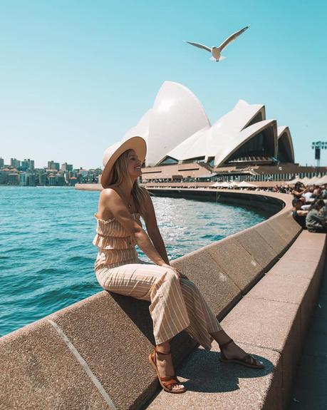 ▷ 10 consejos para tu primer viaje a Australia sydney-opera-house-blonde-girl- ▷ 10 consejos para tu primer viaje a Australia