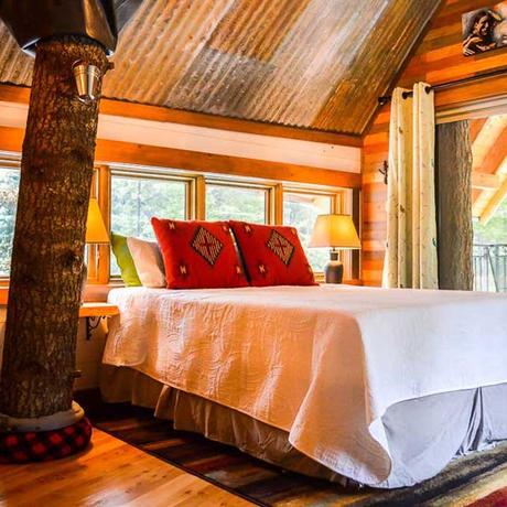 bedroom-montana-treehouse ▷ Las casas del árbol más frescas para quedarse en todo el mundo