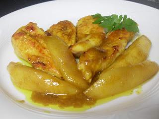 Plato con tiras de pechuga de pollo con miel, salsa de cury y tiras de mango asados