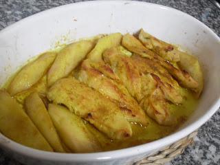 Fuente con tiras pechuga asada untadas de mantequilla y miel al curry