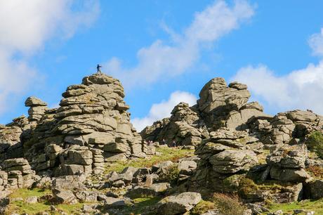 best-hikes-in-Dartmoor-National-Park-Hound-Tor-2-1024x683 ▷ Las 10 mejores excursiones en el Parque Nacional Dartmoor