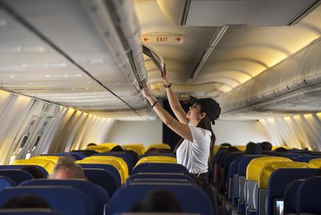 woman-carryon-airplane ▷ 8 tarifas de aerolíneas sorprendentes que deberías conocer