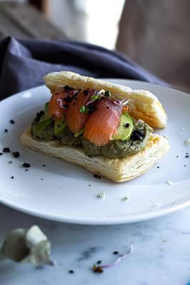 Milhojas de salmón ahumado, crema de aguacates y aceitunas negras