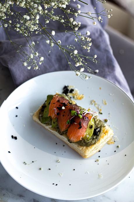 Milhojas de salmón ahumado, crema de aguacates y aceitunas negras