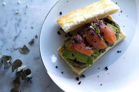 Milhojas de salmón ahumado, crema de aguacates y aceitunas negras