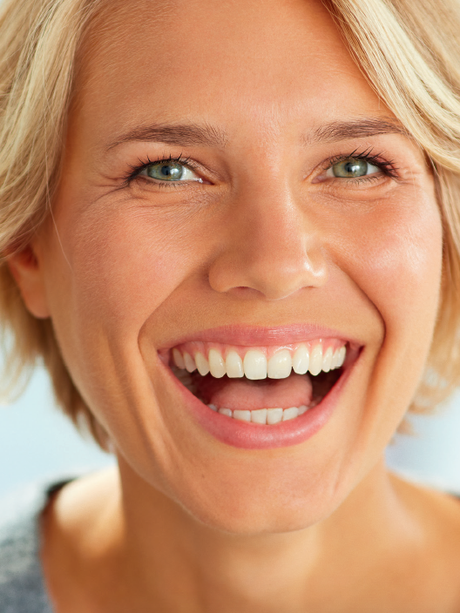 Los españoles sonríen una media de 30 veces al día, según un estudio realizado por PHB