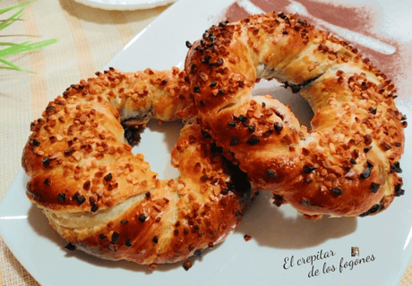 COCA DE HOJALDRE CON PIÑONES, ALMENDRA Y CABELLO DE ÁNGEL