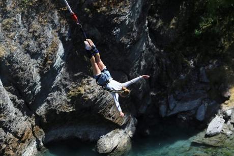 Salto y caída libre: Qué impacto tiene una actividad extrema en las habilidades cognitivas