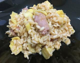 Arroz con salchichas y alcachofas