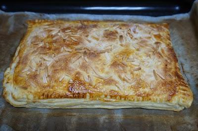 Coca de hojaldre rellena de crema pastelera Coca de hojaldre rellena de crema pastelera