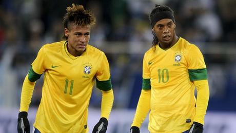Ronaldinho y Neymar con la camiseta de Brasil