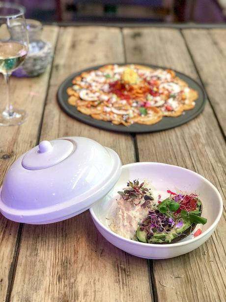 Aguacate relleno de pollo ahumado