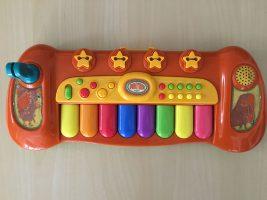 Cómo tocar canciones con un piano infantil