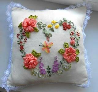 Aprende cómo hacer cojines bordados con flores de listón