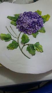 Aprende cómo hacer cojines bordados con flores de listón Aprende cómo hacer cojines bordados con flores de listón