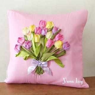 Aprende cómo hacer cojines bordados con flores de listón Aprende cómo hacer cojines bordados con flores de listón