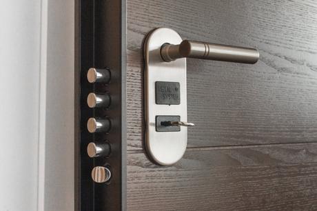 Cómo evitar romper la cerradura de una puerta cuando no se tienen las llaves, según cerrajerosmadrid.group