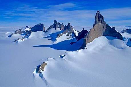 big-wall-mount-ulvetanna-and-fenris-mountains-gordon-wiltsie ▷ Las 30 montañas más bonitas del mundo.