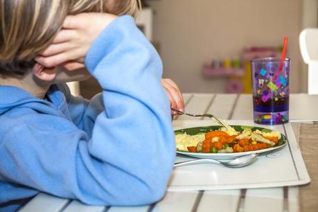 ¿Se debe obligar al niño a comer todo lo que hay en el plato?