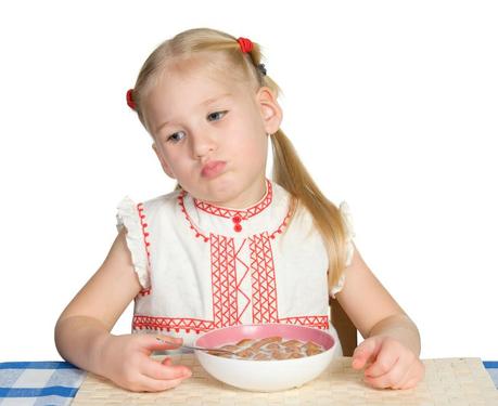 ¿Se debe obligar al niño a comer todo lo que hay en el plato?