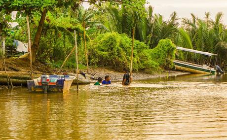 Children-playing-in-the-river-in-Borneo.jpg.optimal ▷ Atrapar luciérnagas no sentimientos en el río Kawa Kawa