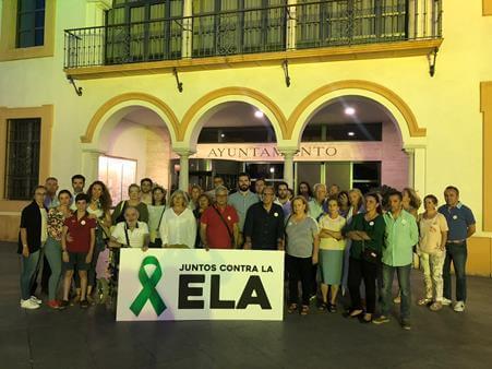 El Ayuntamiento se iluminó de verde en apoyo a las personas afectadas por ELA