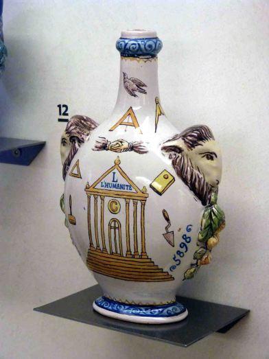 Las botellas de cerámica poliédrica en Nevers