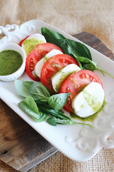 Cómo preparar ensalada caprese con aceite de albahaca Cómo preparar ensalada caprese con aceite de albahaca