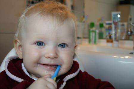 como lavar los dientes a los niños