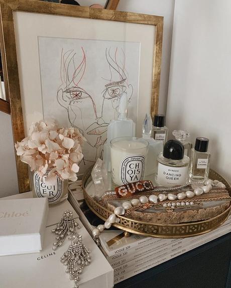 Kit de toda influencer que se precie (porque posturear de vez en cuando no está mal) Kit de toda influencer que se precie (porque posturear de vez en cuando no está mal)