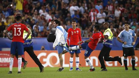 Gonzalo Jara podría ser suspendido por patada a hincha espontáneo en la derrota de Chile ante Uruguay Gonzalo Jara podría ser suspendido por patada a hincha espontáneo en la derrota de Chile ante Uruguay