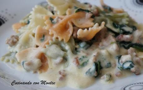 Pasta con carne, espinacas y salsa de queso