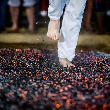 La imagen puede contener: una o varias personas, niÃ±o(a) y exterior